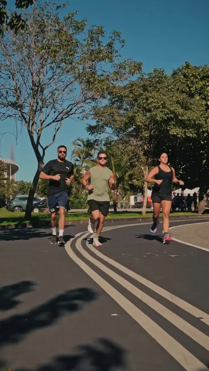 Três corredores numa pista arborizada, campanha Bendita Rotina