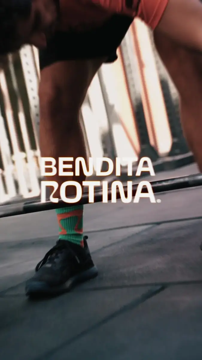 Atleta pendurado na barra no box de CrossFit