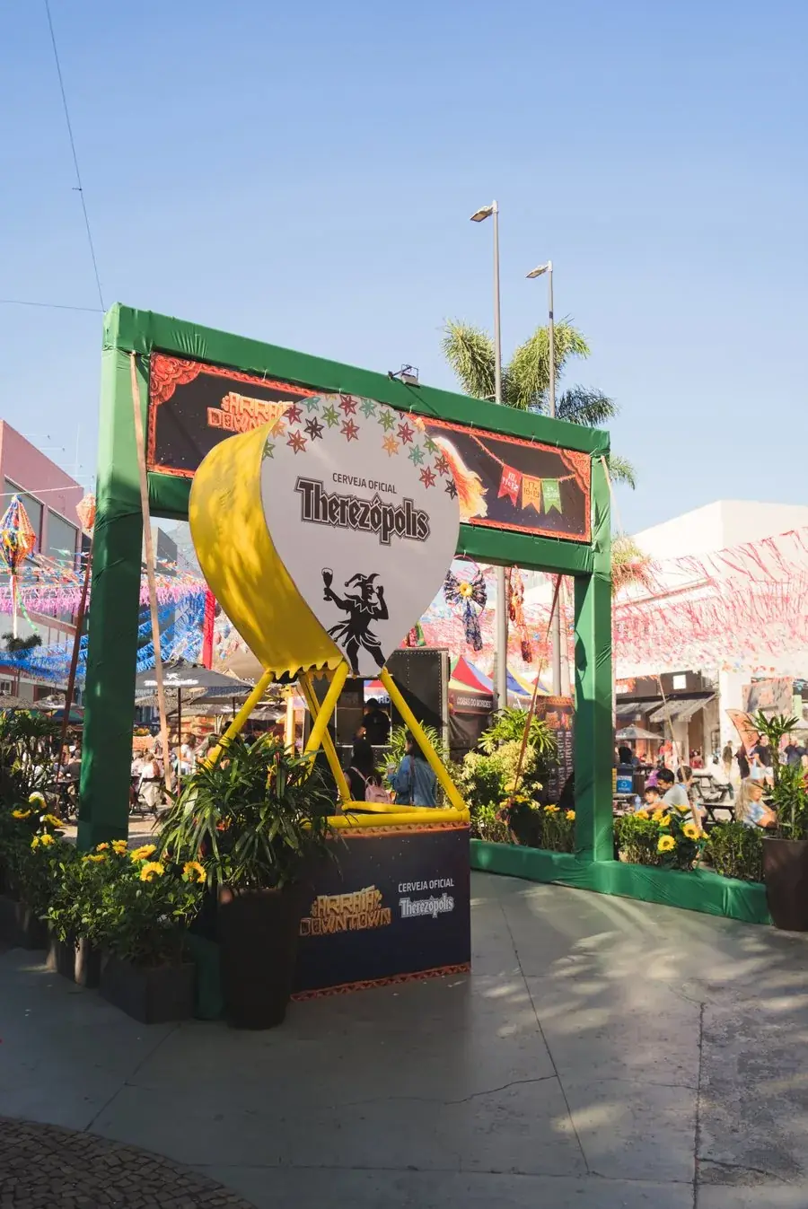 Portal do Arraiá Downtown com o balão da cerveja oficial