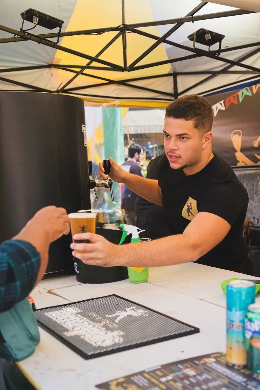 Chopp sendo entregue no balcão