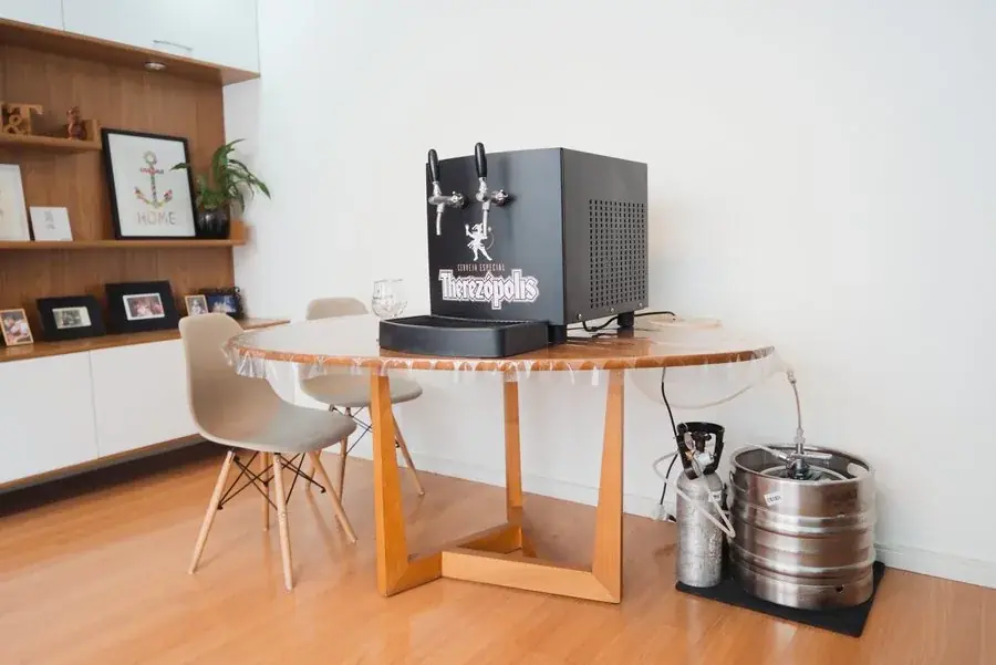 A chopeira montada na mesa da sala, com o barril embaixo