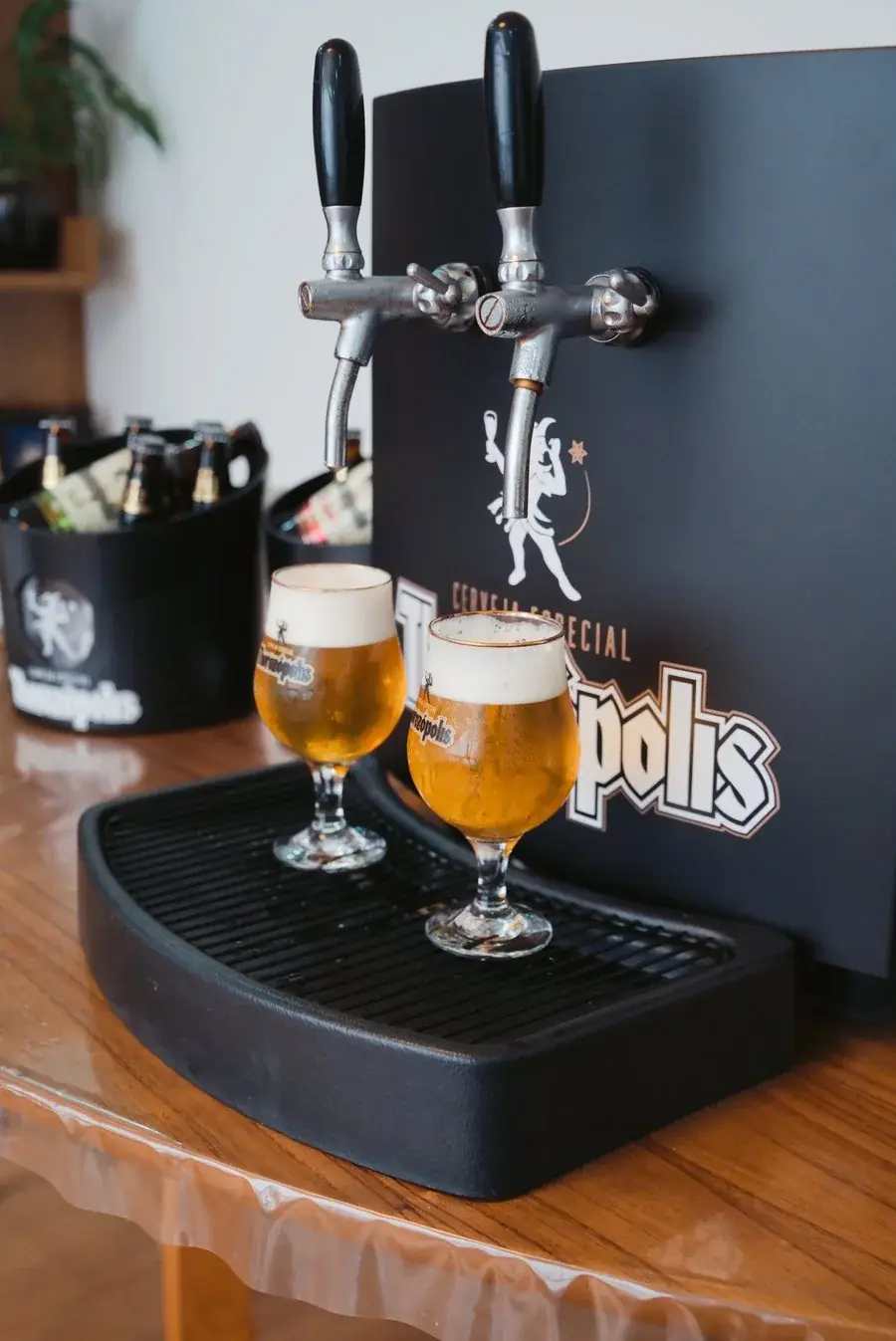 Chopeira com os baldes de cerveja ao lado