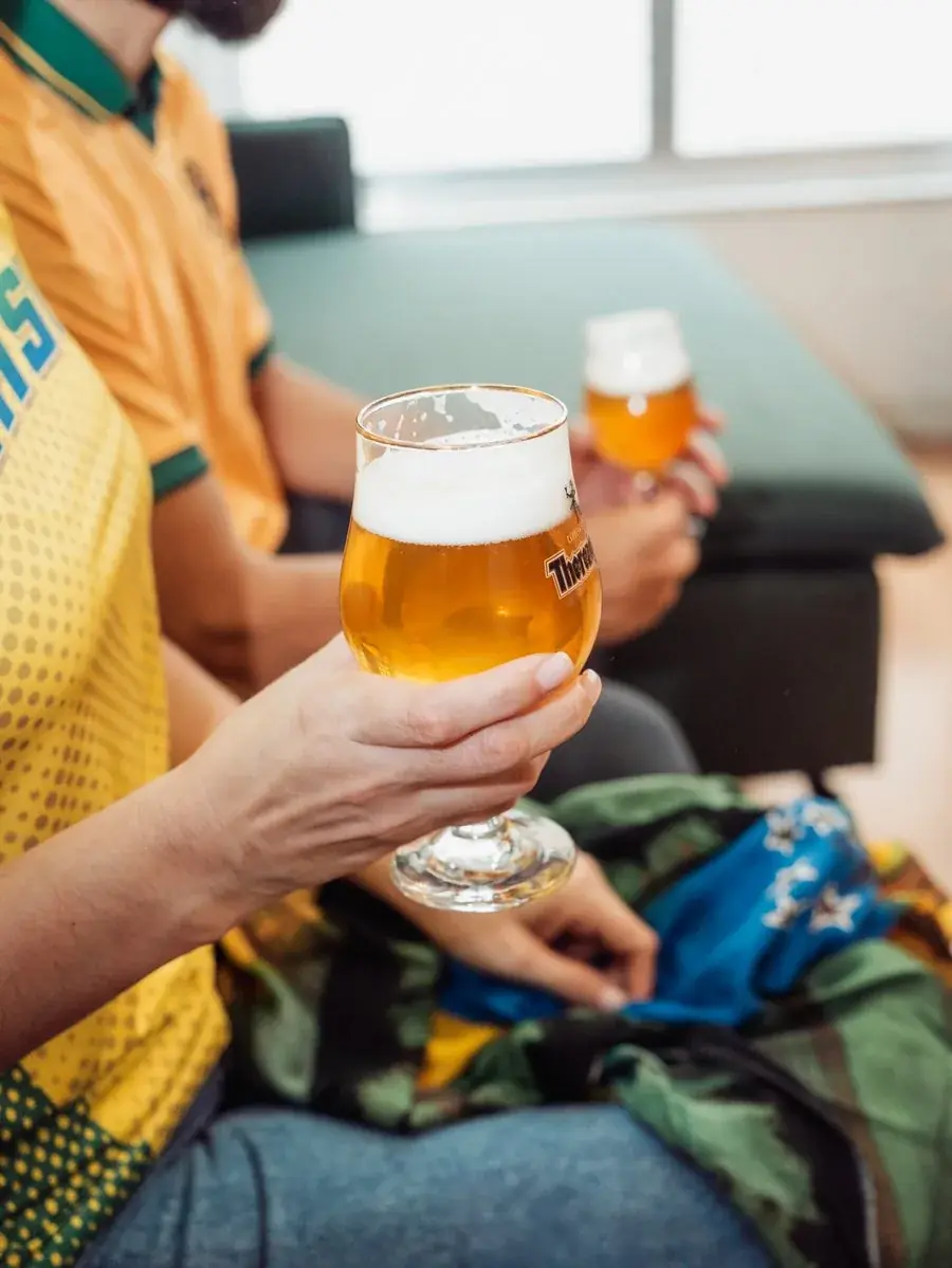 Taça de chopp na mão
