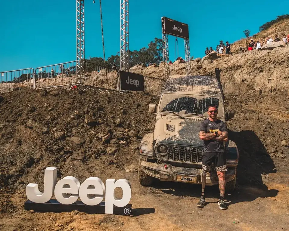 Ricardo Allgayer em frente ao Jeep enlameado na Bravus Race