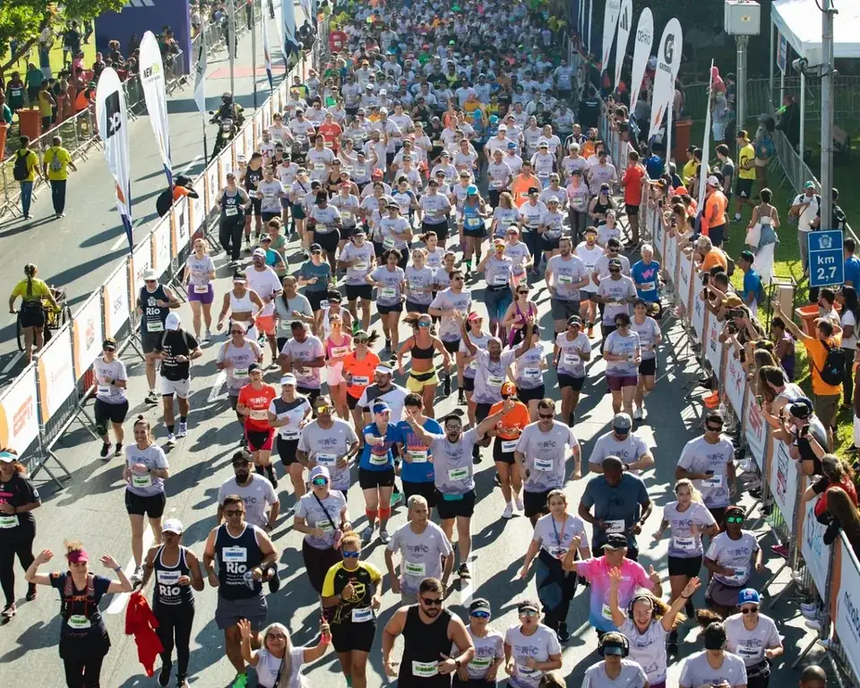 Corredores da Maratona do Rio no km 2,7, vistos de cima