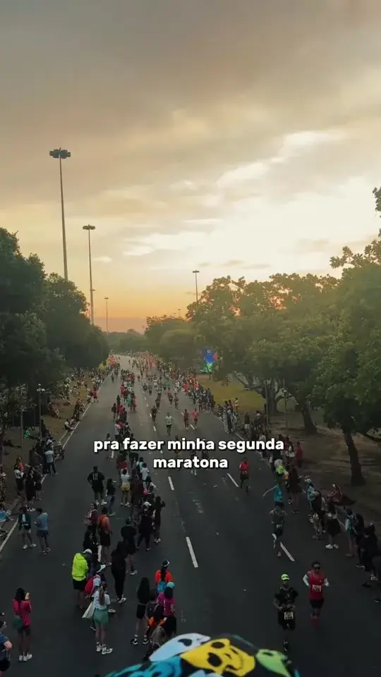 Corredores na pista ao nascer do sol