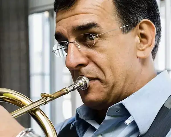 Marcelo Torres tocando trompete no palco