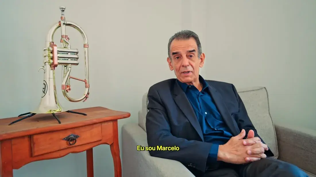 Marcelo Torres em entrevista, sentado numa poltrona