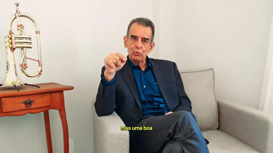 Marcelo Torres gesticulando durante a entrevista