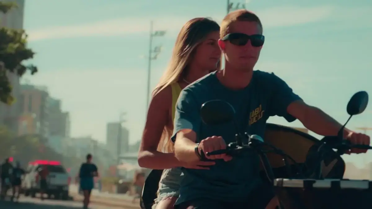 Casal numa bicicleta elétrica na orla do Rio