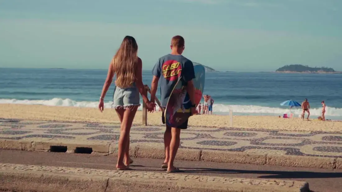 Casal caminhando na areia de Ipanema