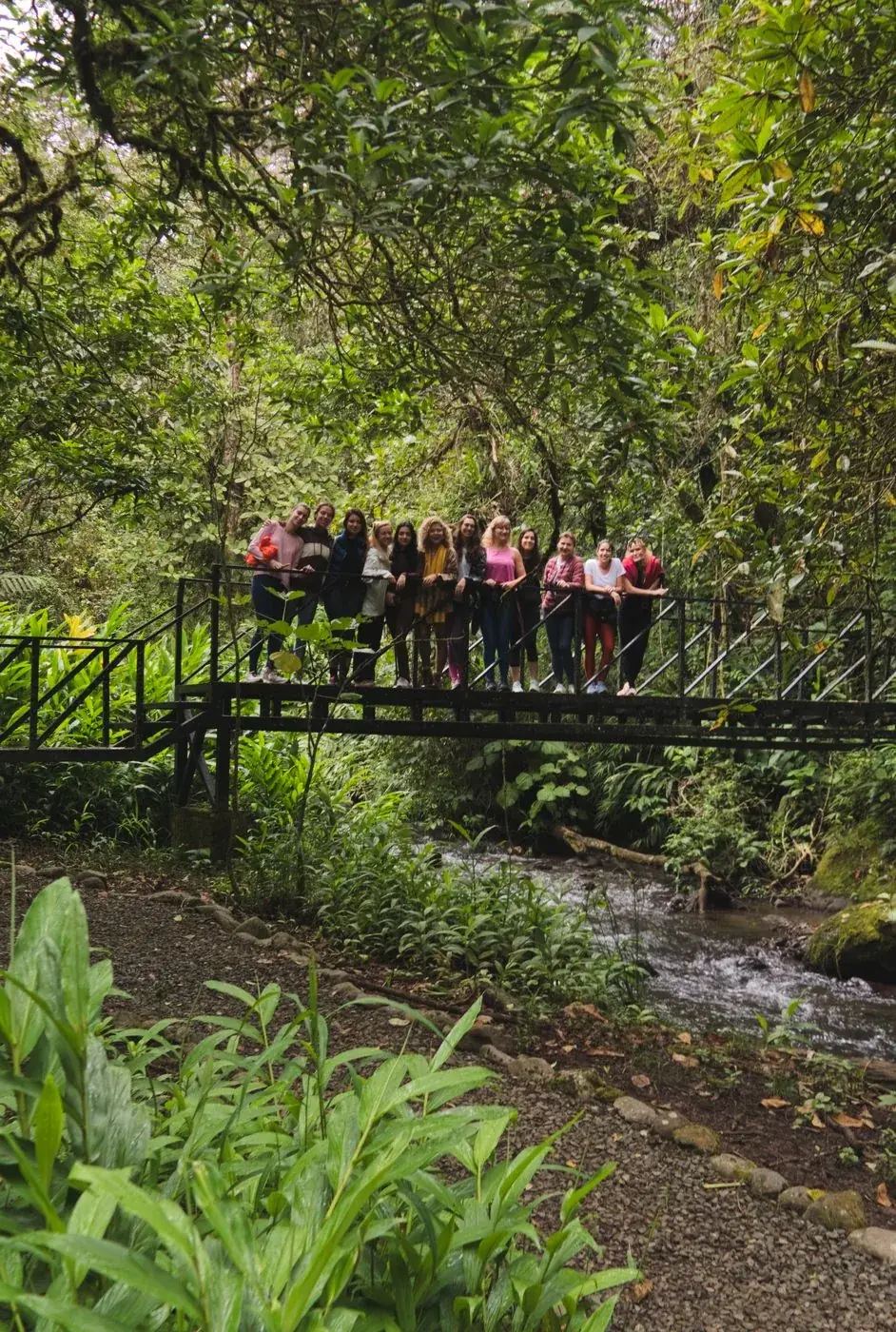 Grupo na ponte sobre o rio