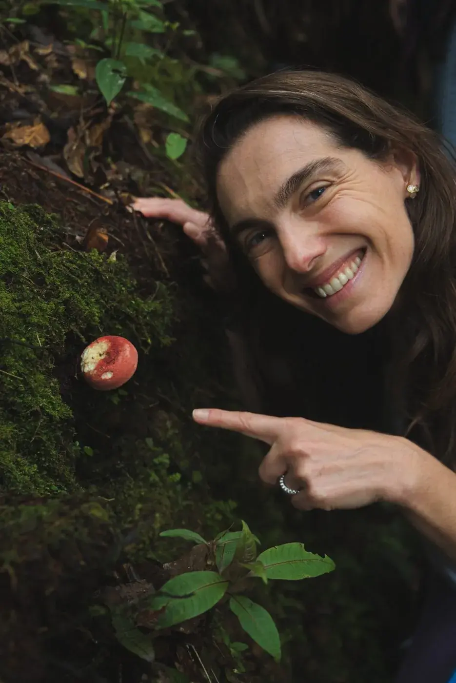 Tonia apontando um cogumelo na trilha