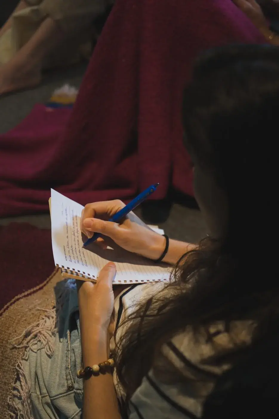 Participante escrevendo no caderno